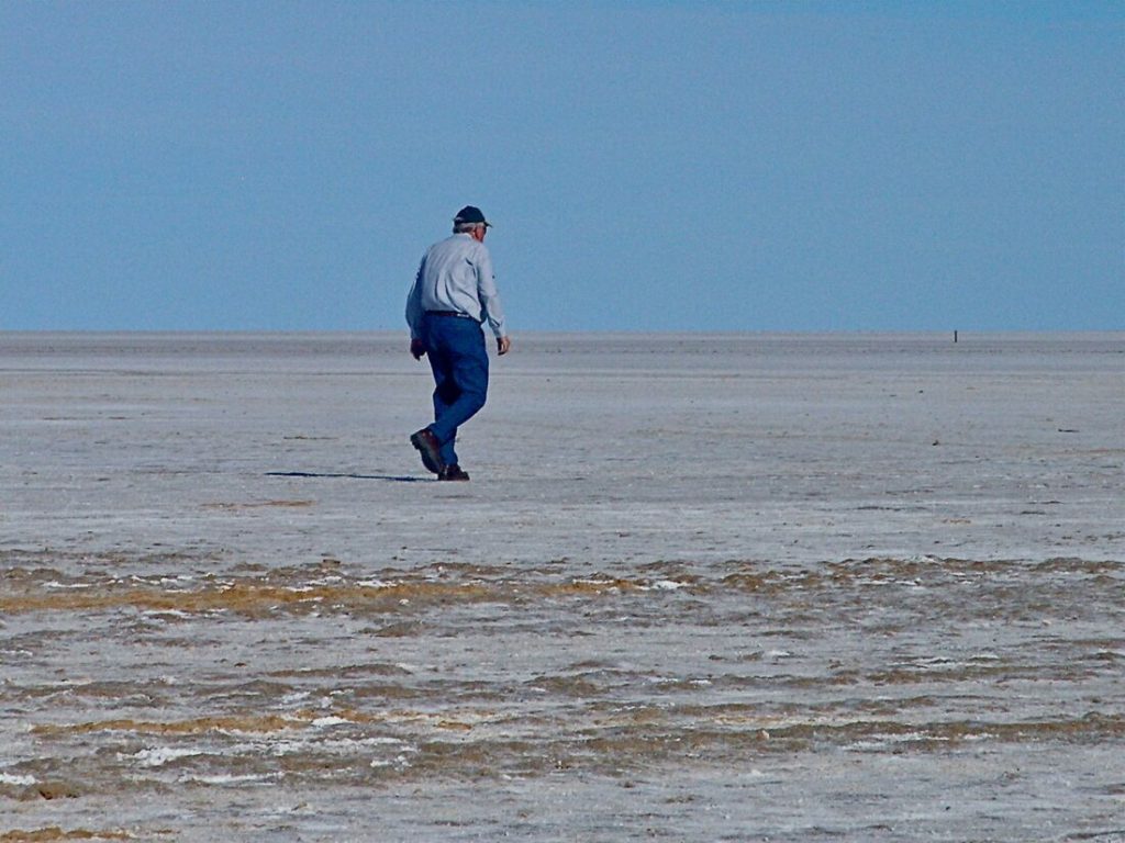 Walking on Kati Thanda - Lake Eyre