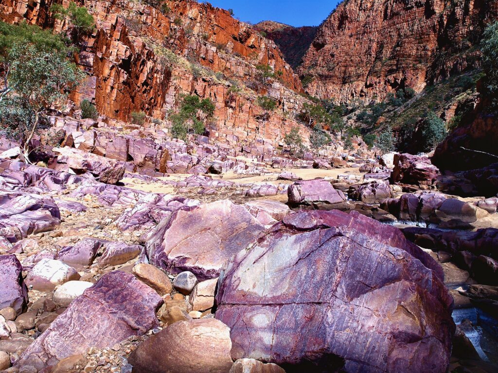 colourful rocks in Ormiston Gorge